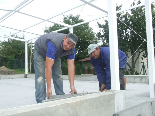 Tomasz Nowakowski i Mirosław Grzesiński pracują przy budowie świetlicy w Grubnie