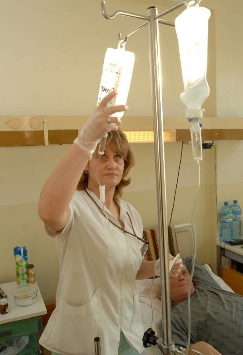 Pielęgniarka Katarzyna Głuszczak w gorzowskim szpitalu podaje pacjentowi jeden z leków na nowotwór jelita grubego