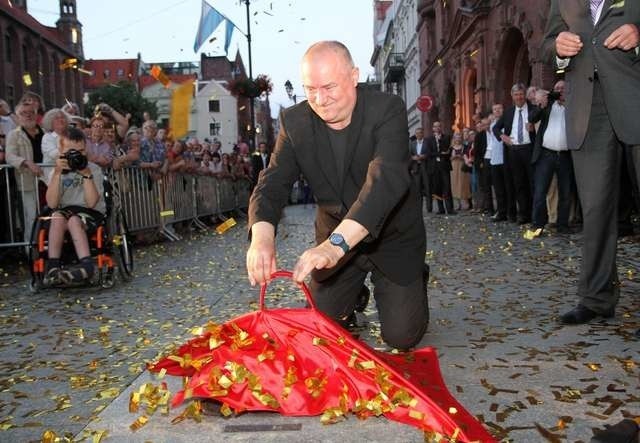 W ubiegłym roku Bogdan Hołownia odsłonił w Toruniu własną katarzynkę w Piernikowej Alei Gwiazd