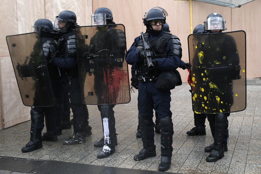 Francja: Zamieszki w Paryżu 8.12 ZDJĘCIA Protesty "żółtych kamizelek". Bilans: 260 rannych, 1700 zatrzymanych. Ile osób protestowało?