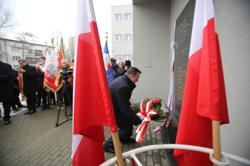 Obchody 37. rocznicy strajku i pacyfikacji kopalni „Wujek". Odsłonięto pamiątkową tablicę Dziewięciu Górników w SP nr 5 w Katowicach WIDEO 