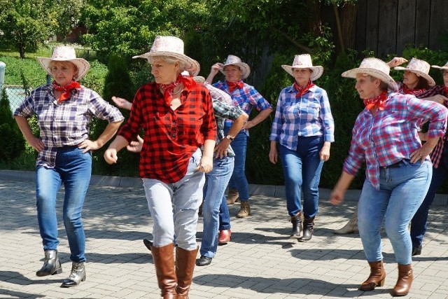 Seniorzy przygotowali między innymi taniec country.