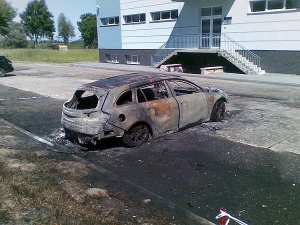 Tymien - podpalenie samochodówKoszalinscy strazacy otrzymali zgloszenie, ze w Tymieniu ploną zaparkowane samochody. Na miejscu okazalo sie, ze w ogniu są: mercedes, opel i volvo, które staly w bliskiej odleglości od siebie.