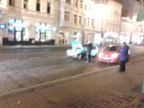 Samochód osobowy uderzył w tramwaj na ulicy Focha w Bydgoszczy [zdjęcia]
