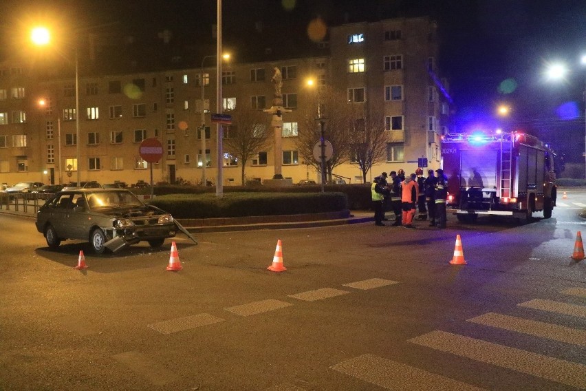 Wrocław: Wóz strażacki zderzył się z polonezem 