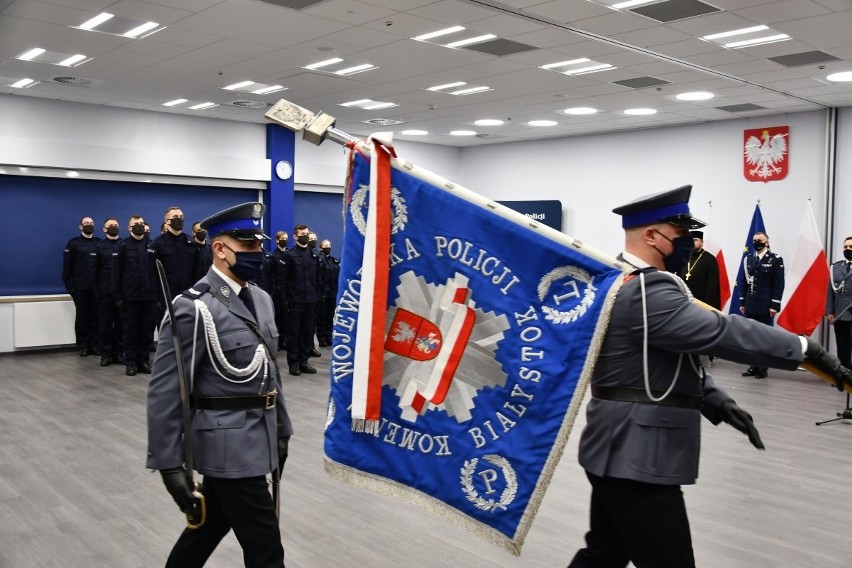 Ślubowanie 19 nowych policjantów. Mundurowi zasilą komendy w całym woj. podlaskim