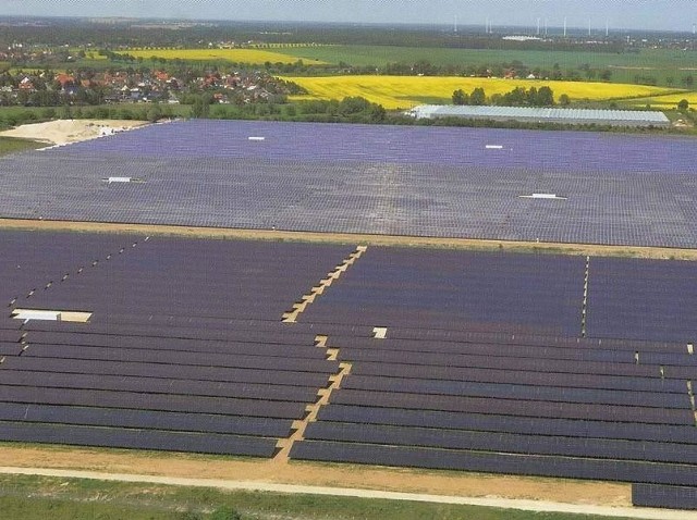 Tak wygląda elektrownia fotowoltaiczna koło Berlina. W przyszłym roku podobne solary mają przetwarzać światło słoneczne w prąd w Witnicy.