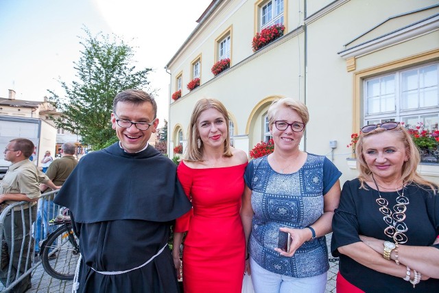 Podczas festynu charytatywnego w Darłowie fundacja  ,,Morze Miłości”  zebrała  na rzecz  darłowskiego hospicjum ponad 21 tysięcy złotych!Organizację charytatywnego  festynu, który odbył się w niedzielę wsparło aż  146 firm i osób prywatnych. Głównymi organizatorami  charytatywnego festynu byli: Joanna Klimowicz - prezes zarządu, wiceprezesi Danuta Woźniak,  ks. Krzysztof Sendecki, Czesław Woźniak - skarbnik oraz skarbnik zarządu, O. Damian Basarab - przewodniczący rady i jej członkowie  Danuta Puczyńska i Agnieszka Lupke. Na placu Kościuszki wspomagali ich liczni wolontariusze oraz organizatorzy stoisk wystawienniczych. Swoje namioty handlowe mieli m.in. miejscowe Koło Myśliwskie „Odyniec”, Związek Emerytów Rencistów i Inwalidów, Wodociągi miejskie, Jednostka Straży Pożarnej,  DARLOT i inni.Podczas festynu można było posmakować pierogów, małosolnego ogórka, zupy rybnej, bigosu, kiełbasy z dzika, czy z grilla  i popić kawą, herbatą albo ciemnym lub jasnym darłowskim piwem zamkowym.  Na scenie przed ratuszem miały miejsce koncerty zespołów i występy solistów,  a także  licytacje części darów przekazanych przez firmy i osoby prywatne. Aplauzem cieszył się rozrywkowy koncert Zespołu „Scherzo”, kierowanego przez Jana Schwarzlose. Dużo dzieci pod sceną zgromadziły występy przedstawiciela  „Animator Team”, który uczył wykonywania zwierzątek i innych rzeczy ze skręcanych kolorowych balonów. Z kolei zespół muzyczny „Acoustical” dał popis specyficznego rocka. Kulminacyjnym występem w części artystycznej festynu był znakomity wokal  Lidii Kopani,  piosenkarki i autorki tekstów oraz finalistki koncertu Piosenka dla Europy 2009. Były też loterie fantowe, a w nich do wygrania rowery i telewizory. Łącznie podczas festynu zebrano ponad 21 tysięcy złotych. Wojciech KuligZobacz także Dofinansowanie dla projektów edukacyjnych w Darłowie