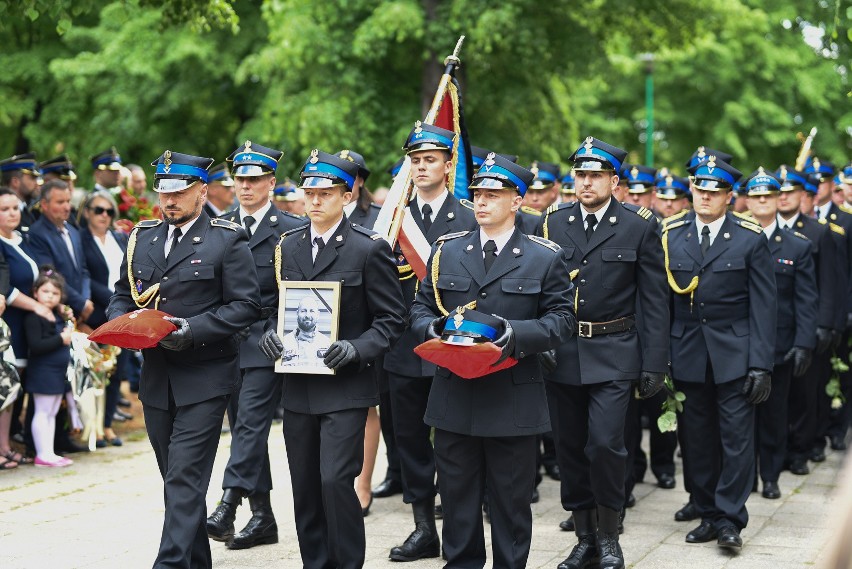 Strażak został pochowany 4 czerwca na cmentarzu w Lubsku. W...