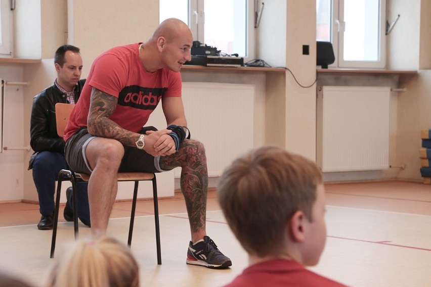 Znany bokser z wizytą u dzieciaków. Artur Szpilka spotkał się z uczniami szkoły podstawowej