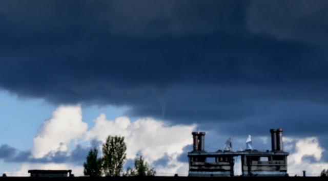 W niedzielę nad ranem nad Ustką zaobserwowane zostały trąby wodne. O zjawisku poinformowali nas Internauci.  Trąba wodna powstaje, kiedy nad ciepłym morzem przepływa wilgotne, chłodniejsze powietrze. Wówczas dochodzi do rozwoju chmur kłębiastycho nisko zawieszonej podstawie. W momencie, kiedy nad ciepłym morzem nastąpi gwałtowniejszy prąd wstępujący pod mocno wypiętrzającą się chmurą kłębiastą powietrze to może zacząć gwałtownie wirować i ulegając kondensacji zaczyna być widoczne jako klin pod podstawą chmury. - Dzisiejsze zjawisko było rozwinięte w niewielkim stopniu. Były to zaledwie zalążki.  Gdyby jednak na powierzchni morza też wirowało pod klinem to zjawisko trąby wodnej byłoby rozwinięte w pełni. Dzisiejsze zjawisko pojawiło się w związku z szybko rozbudowującym się ośrodkiem konwekcyjnym, dającym także przelotne opady i wyładowania - dodają Mariusz Jasłowski i Damian Zbieg z Meteo24.com.pl