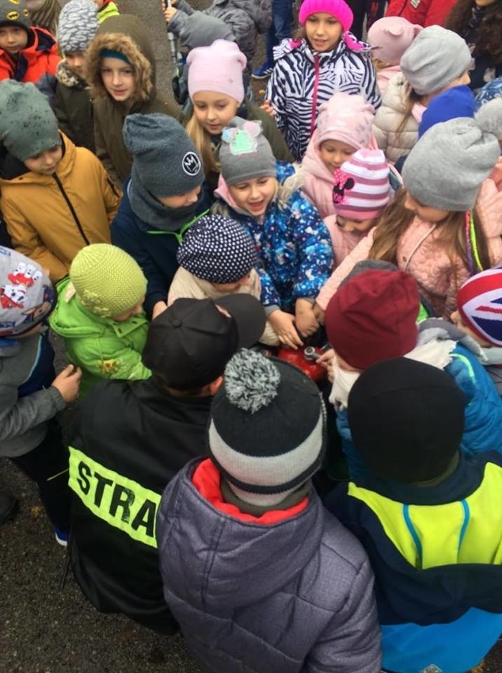 Nietypowa lekcja strażaków dla uczniow w szkole w Mariówce pod Przysuchą