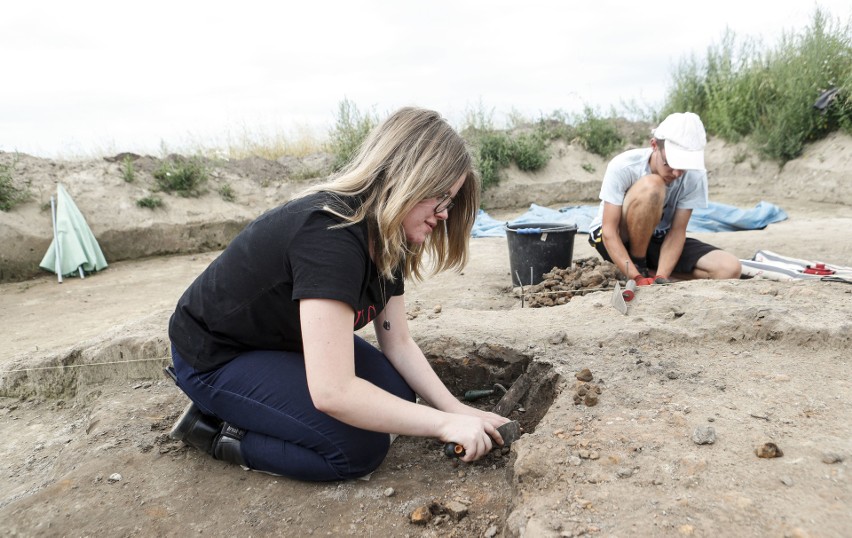 Wylicytował dla swojej córki dzień z archeologami w osadzie...