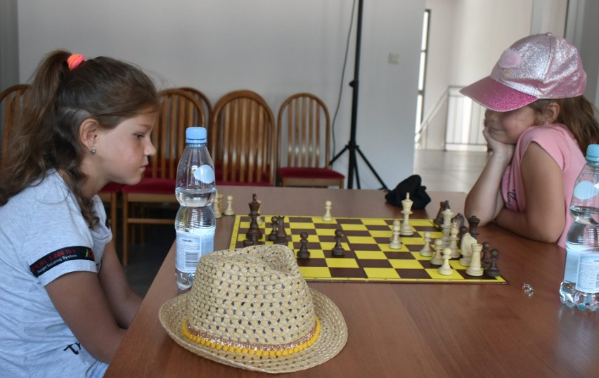 Dzieci z Ukrainy uczyły się w Końskich gry w szachy. Zobacz zdjęcia