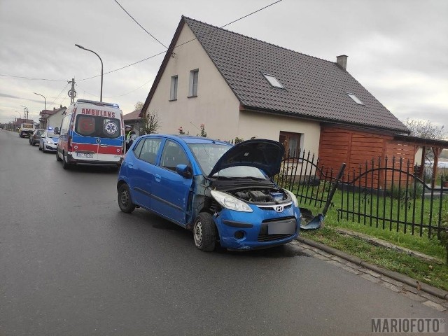 W wyniku zdarzenia kierowca odniósł obrażenia, na miejsce wezwano pogotowie.