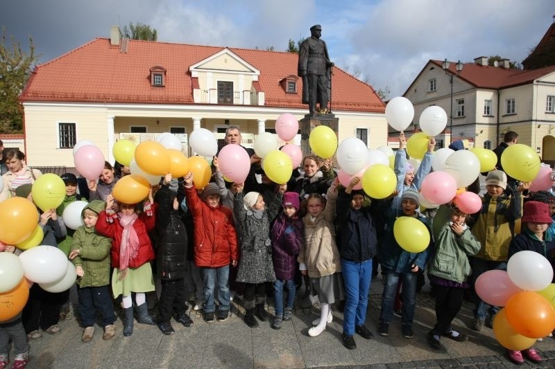 Happening dzieci propagujący tolerancję 