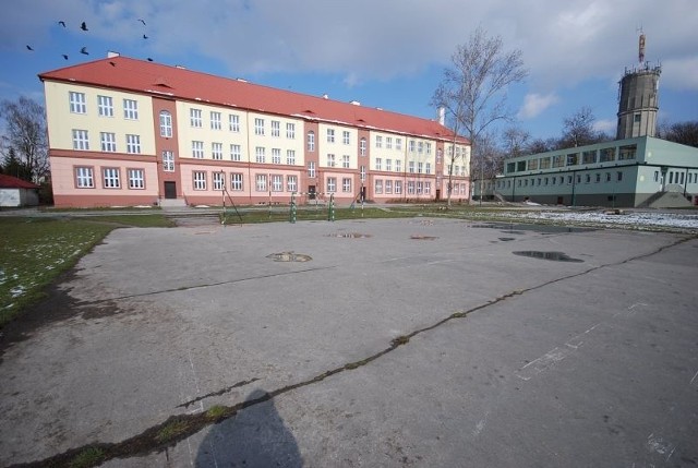 Boisko przy Szkole Podstawowej numer 2 i II Liceum Ogólnokształcącym w Sandomierzu jest już w opłakanym stanie.