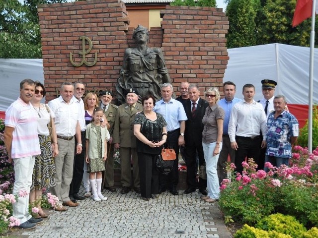 Uczestnicy skarżyskich uroczystości przed pomnikiem harcerskim upamiętnili wybuch Powstania Warszawskiego.