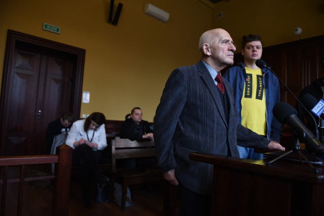 Na kolejnej rozprawie, 19 kwietnia, Sąd Okręgowy w Toruniu słuchać będzie Grzegorza F. - byłego funkcjonariusza MO (dokładniej kontrwywiadu). To on twierdzi, że był odbiorcą informacji od prof. Kopcewicza.