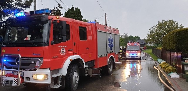 Strażacy od rana pompują wodę z podtopionych posesji przy ul. Trzciniec w Jawiszowicach w sąsiedztwie Wisły