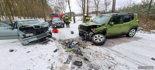 Zderzenie trzech samochodów osobowych w Dąbrówce Łubniańskiej.