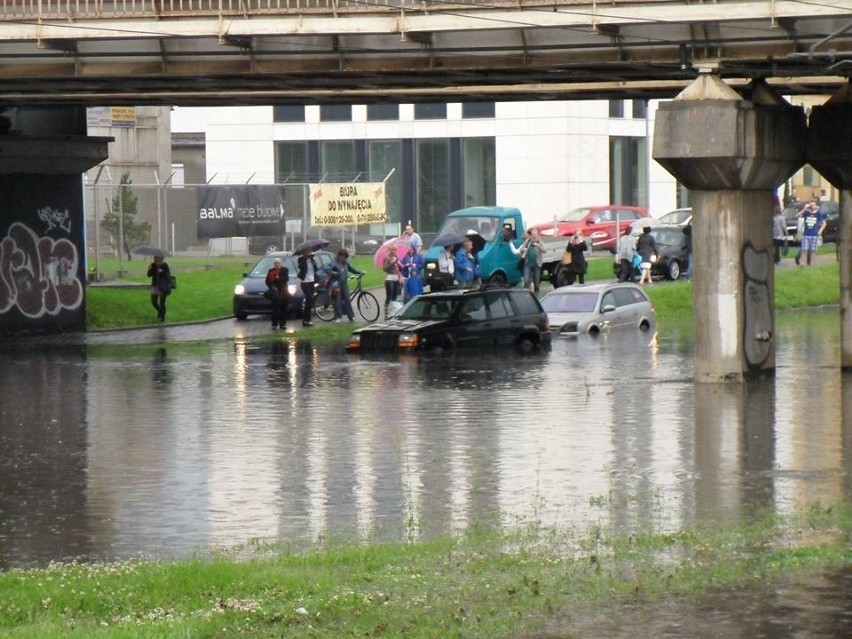 Powódź na Legnickiej. Zobacz zdjęcia!