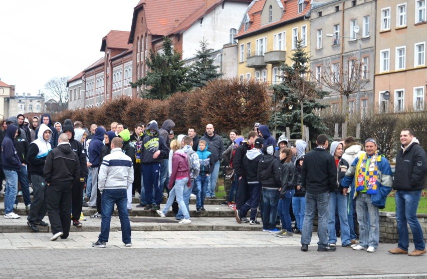 Zbiórka kibiców MrGarden GKM Grudziądz na al. 23 Stycznia...