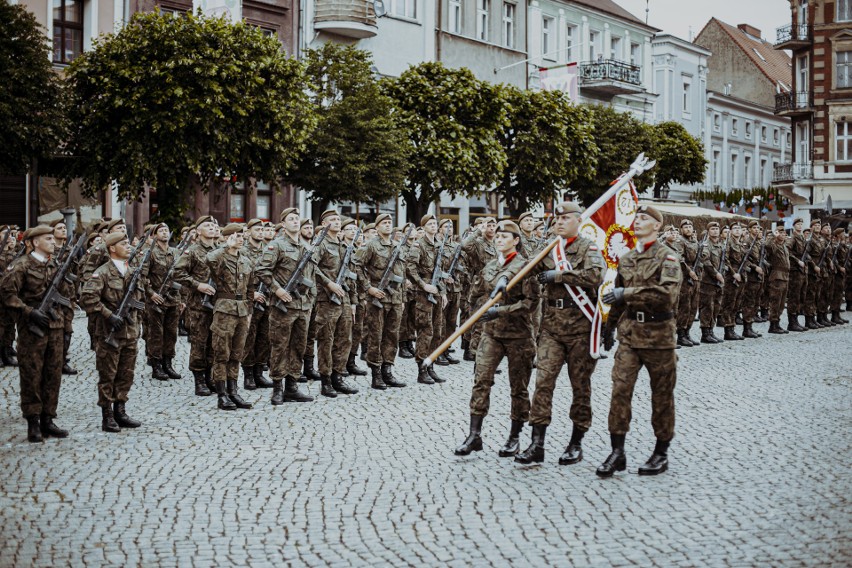 Żołnierze 12 WBOT złożyli przysięgę w Lesznie.