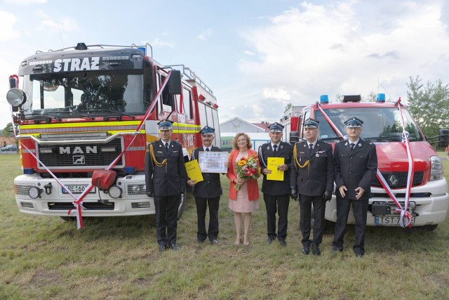 Przekazanie samochodów dla jednostek z Tarczka(z lewej) i z Nieczulic.