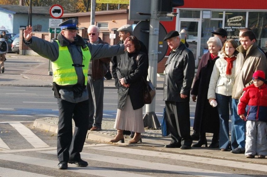 Policjant kieruje ruchem