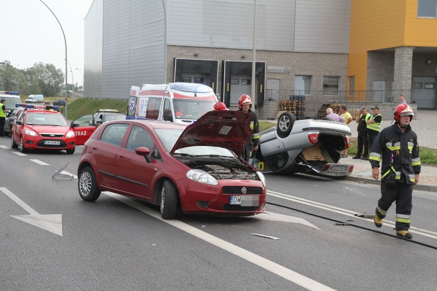 Wypadek koło sklepu Agata Meble. Auto na dachu, kierowca w szpitalu