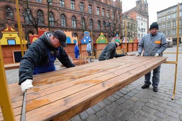 Na Rynku Staromiejskim w Toruniu wczoraj trwało rozstawianie kramów na Jarmark Wielkanocny