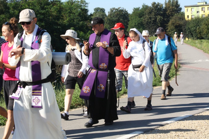 Oświęcimscy pątnicy w pięciu grupach z dekanatów:...