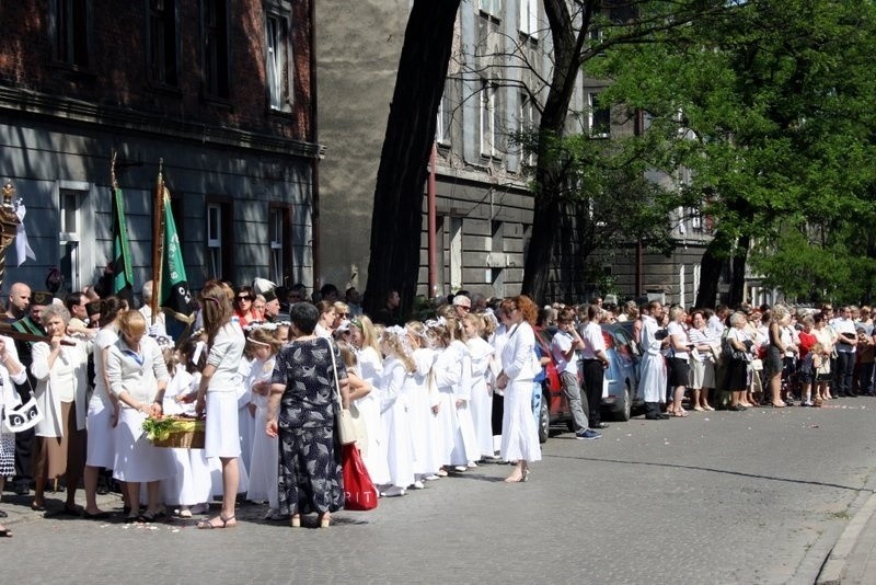 Boże Ciało 2014 w Zabrzu: procesja z kościoła św.Anny w...