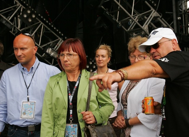 Po scenie wojewodów (Helena Hatka w środku) oprowadzał Jurek Owsiak. Opowiadał o tym, co będzie na Woodstocku. Zachęcał do przyjazdu na koncert jubileuszowy Woodstock&#8217;69. - Później w namiocie ASP będzie operetka ,,Wesoła wdówka&#8217;&#8217;, niesamowite wydarzenie - stwierdził szef Fundacji WOŚP.