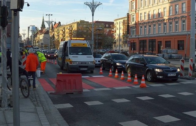 W komunikacyjnym szczycie malowali pasy przy Przejściu Świdnickim. Zakorkowali całą trasę W-Z