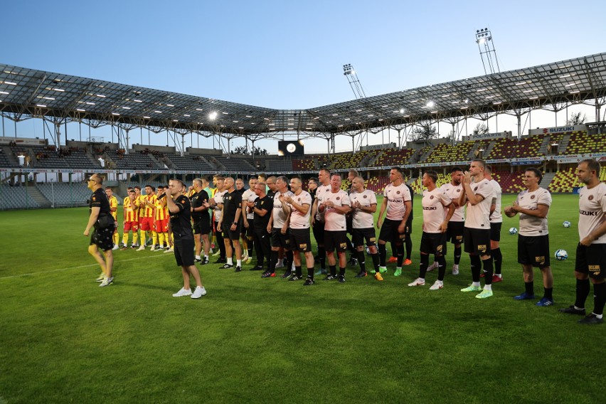 Wielkie emocje w meczu drużyny Legend Korony Kielce z obecną Koroną. Pokazowe spotkanie było zwieńczeniem obchodów jubileuszu 50-lecia  