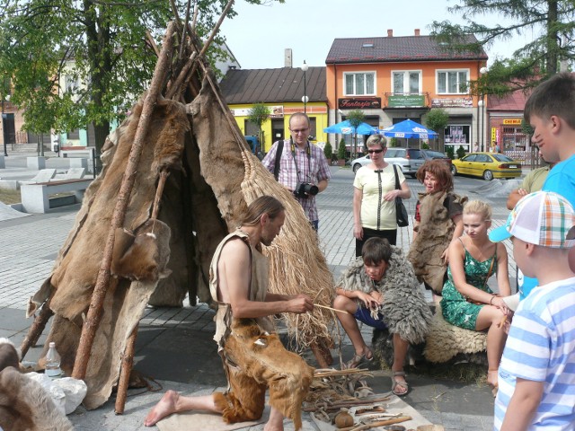 W lipcu na rynku w Małogoszczu można było oglądać obozowisko z epoki kamienia.