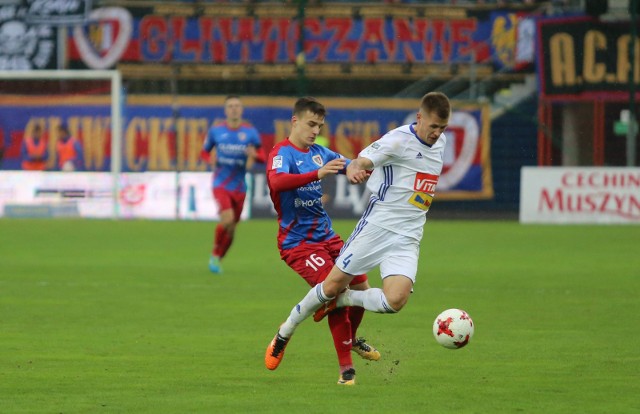 Damian Szymański (w białej koszulce) podczas meczu z Piastem Gliwice