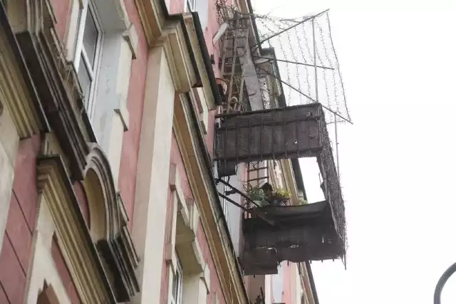 4 września z kamienicy w Sosnowcu oderwał się balkon. Przebywały na nim dwie osoby, poszkodowana kobieta zmarła w szpitaluZobacz kolejne zdjęcia/plansze. Przesuwaj zdjęcia w prawo naciśnij strzałkę lub przycisk NASTĘPNE