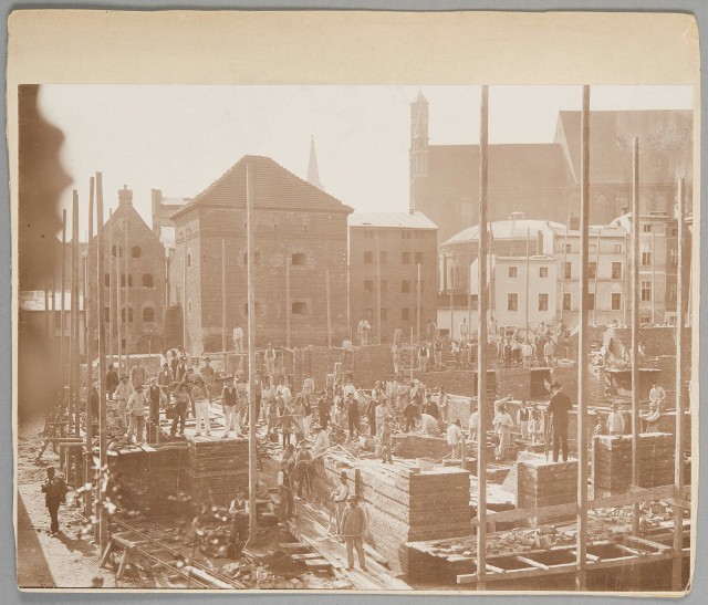 Plac budowy toruńskiego teatru, a za nim jedna z dwóch baszt, o których rozbiórce nadburmistrz Kersten rozmawiał w 1903 roku w Berlinie.