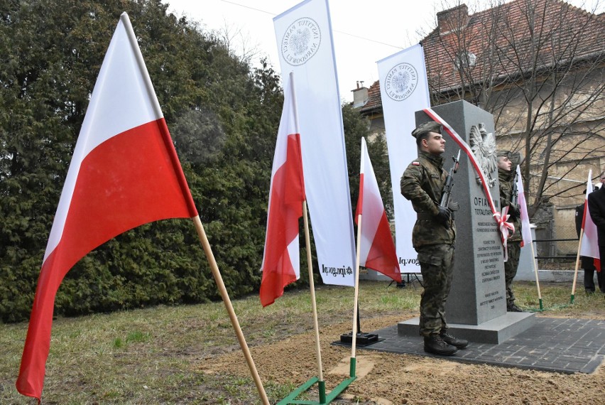 Obelisk "Ofiarom totalitaryzmu", który zastąpił Pomnik Armii Czerwonej, odsłonięty w Malborku. Pierwsze takie upamiętnienie na Pomorzu