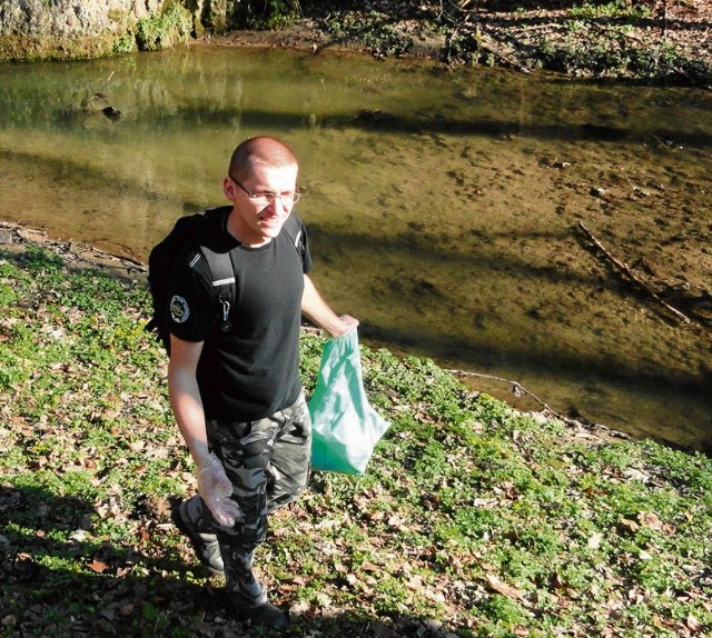 Tomasz Gała porządkuje dolinki w centrum Ojcowa