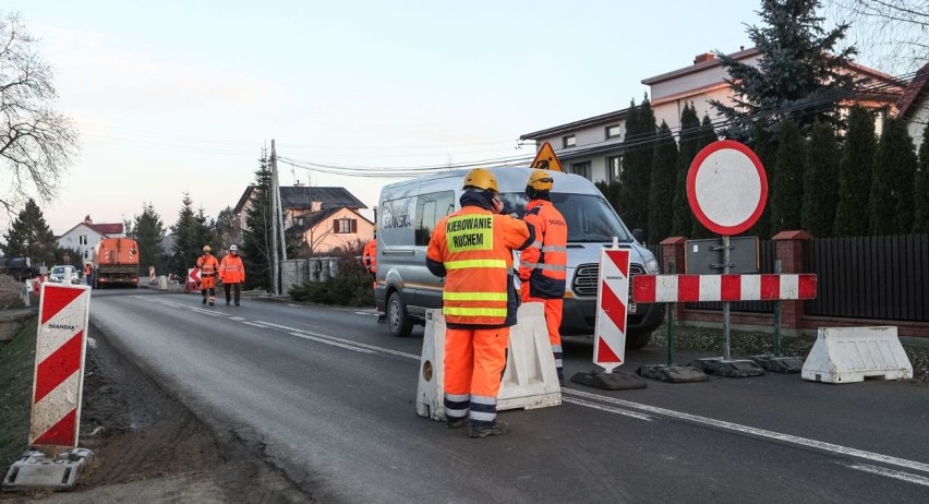 Od rana wylewają asfalt na ul. Jana Pawła II w Rzeszowie. Droga nieprzejezdna [WIDEO]