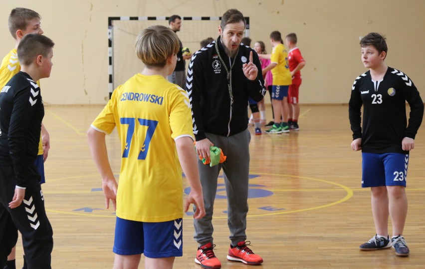 Piłkarze ręczni PGE VIVE Kielce Mateusz Jachlewski i Michał Jurecki uczyli nauczycieli