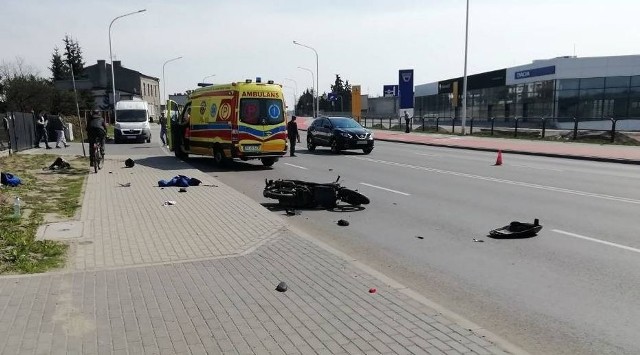 Groźnie wyglądający wypadek miał miejsce w sobotę na ulicy Łódzkiej w Kaliszu. Na wysokości ulicy Łęgowej pijany motocyklista zjechał na chodnik i z dużą siłą uderzył w znak drogowy. Mężczyzna wydmuchał blisko cztery promile alkoholu!Przejdź do kolejnego zdjęcia --->