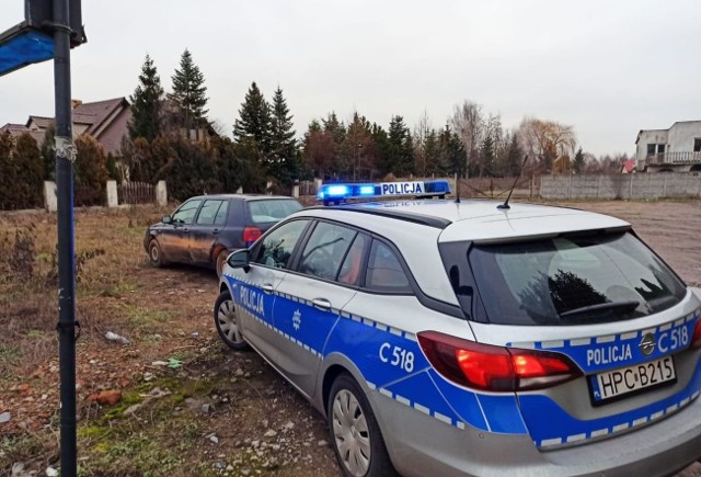 Okazało się, że 28-latek usiłował wprowadzić policjantów w błąd, ponieważ był osobą poszukiwaną przez sąd za kradzieże. Miał również zakaz prowadzenia pojazdów.