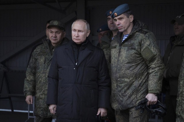 Putin w towarzystwie ministra obrony Siergieja Szojgu oraz zastępcy dowodcy sił powietrznych Rosji Anatoliya Kontsevoya.