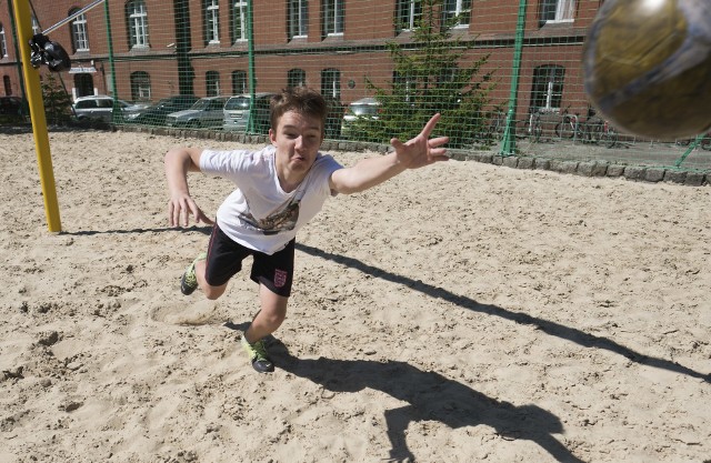 ZS nr 10 w Toruniu jest jedyną szkołą w Polsce posiadającą najnowsze boiska do beach soccera i plażowej siatkówki.