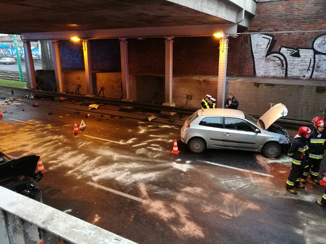 Cztery samochody zderzyły się pod wiaduktem na Hetmańskiej w Poznaniu. Dwie osoby poszkodowane
